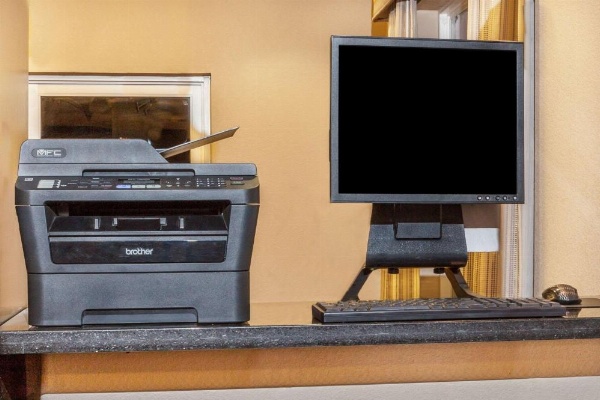 Super 8 by Wyndham Center image 10