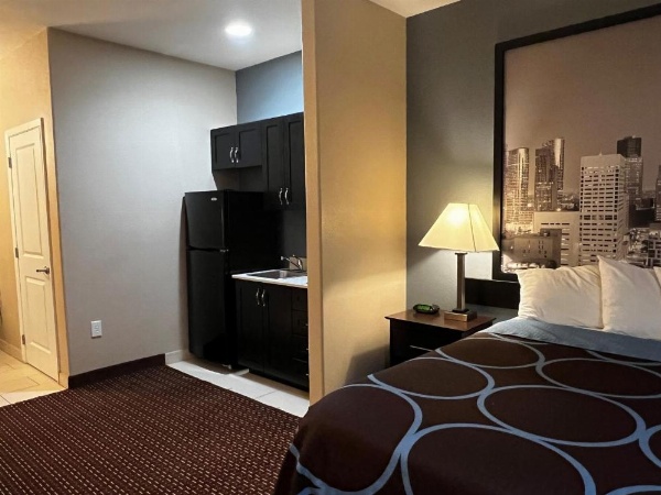 Super 8 by Wyndham Center image 11