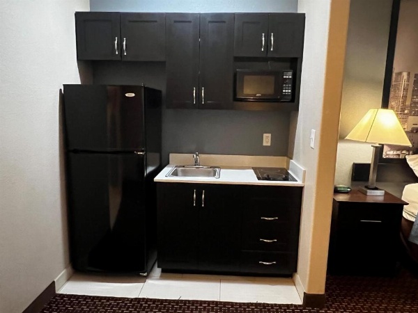 Super 8 by Wyndham Center image 12