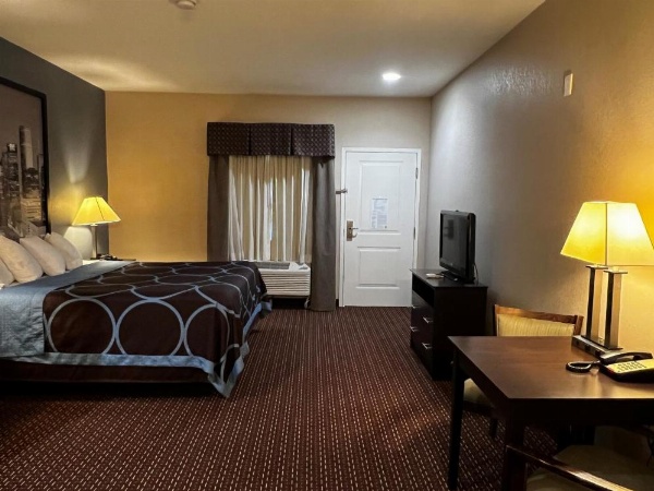 Super 8 by Wyndham Center image 14