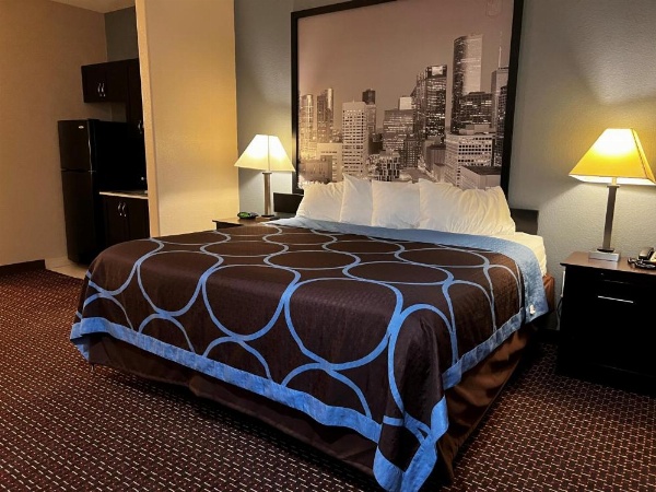 Super 8 by Wyndham Center image 15