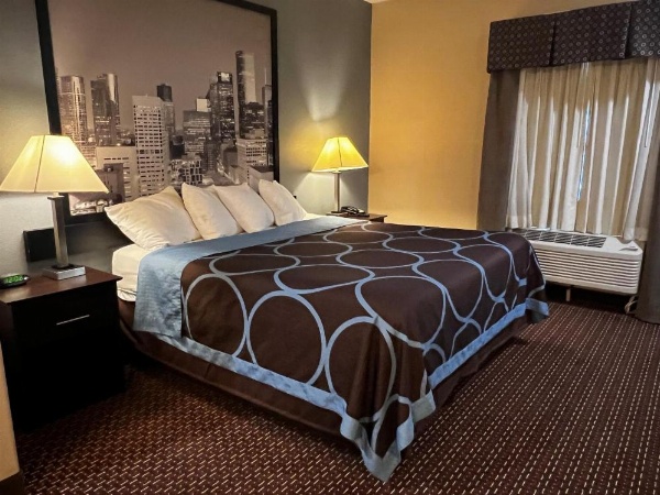 Super 8 by Wyndham Center image 16