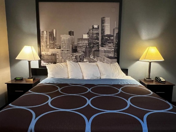 Super 8 by Wyndham Center image 17