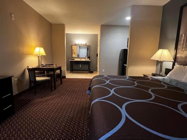 Super 8 by Wyndham Center image 18