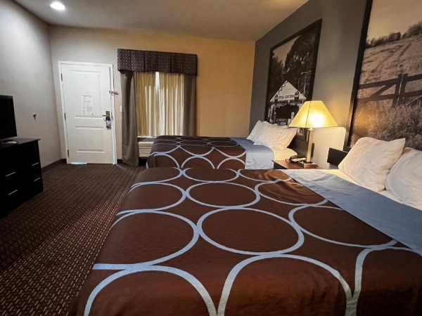 Super 8 by Wyndham Center image 22