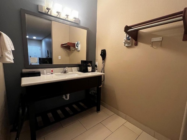 Super 8 by Wyndham Center image 28