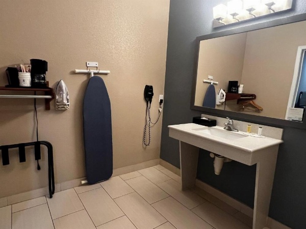 Super 8 by Wyndham Center image 29