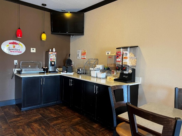 Super 8 by Wyndham Center image 4