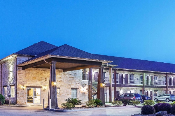 Super 8 by Wyndham Center image 5