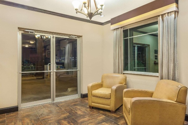 Super 8 by Wyndham Center image 7