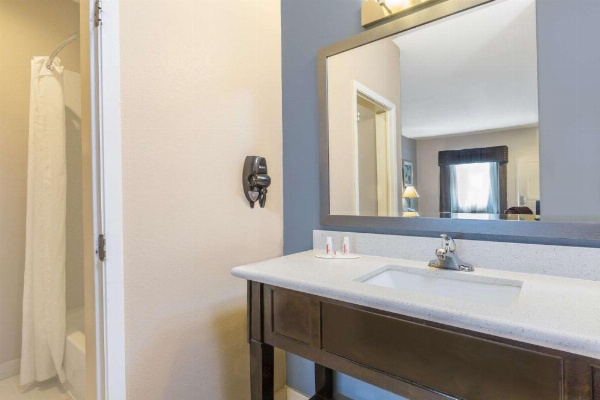 Super 8 by Wyndham Center image 8